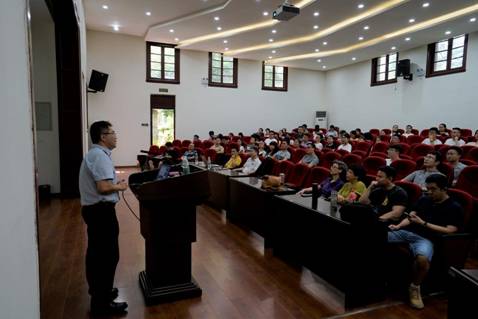 西班牙马德里高等材料研究院王德义教授访问化学学院并做学术报告